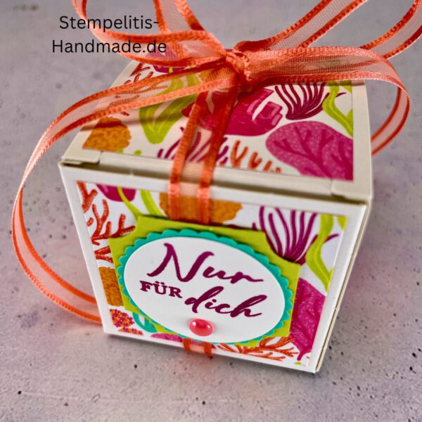 Handdekorierte Geschenkschachtel 5 cm mit maritimen Motiven, Geschenkbox mit Schleife in Grün, Detailansicht Geschenkschachtel Etikett „Nur für dich“, Geschenkschachtel mit bunter Meeresdekoration, Geschenkverpackung, Handgemachte maritime Schachtel mit Schleife